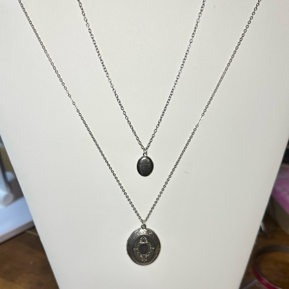 2 silver tone vintage lockets on chain- different sizes - Picture 2 of 5